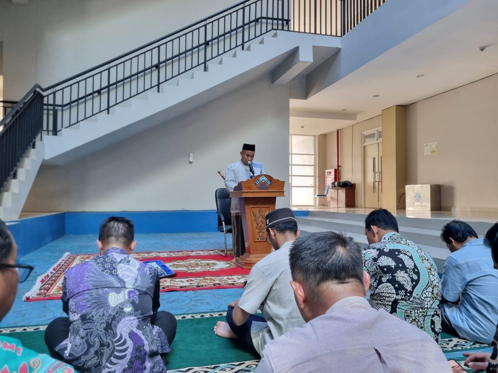 Suasana Sholat Jumat civitas akademika UIN Raden Fatah Palembang di Laboratorium Terpadu
