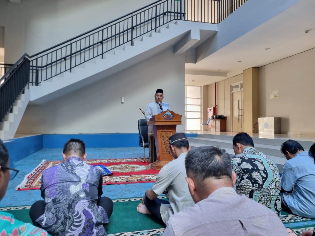 Wakil Rektor III Dr. Syahril Jamil menjadi khatib dan imam Sholat Jumat di Laboratorium Terpadu