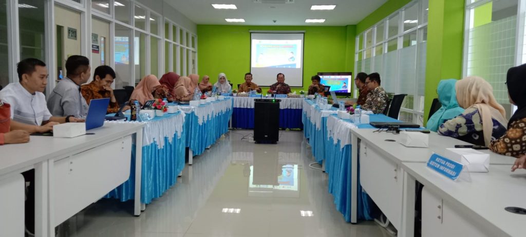 Diskusi tim akreditasi dan Laboratorium Terpadu untuk LAMSAMA Kimia UIN Raden Fatah