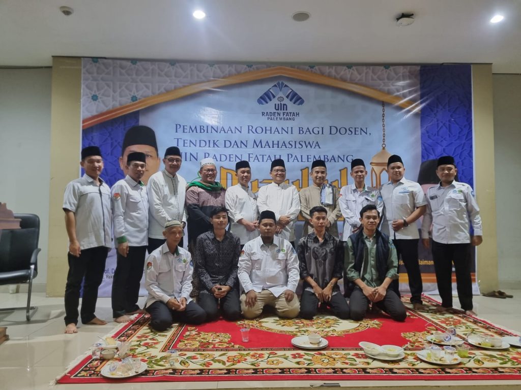 Foto bersama dosen, tendik, dan mahasiswa UIN Raden Fatah